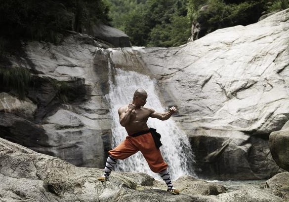 Yan Lei – Yi Jin Jing (Muscle Tendon Changing) Qigong Yan Lei - Yi Jin Jing (Muscle Tendon Changing) Qigong